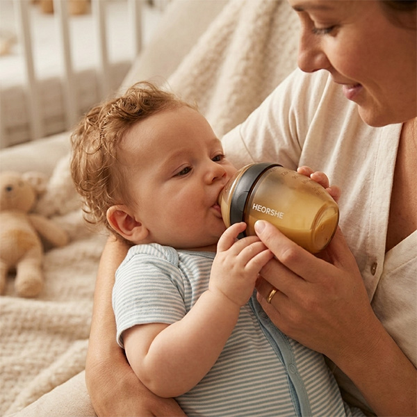 Comment rendre l'allaitement au biberon aussi chaleureux et rassurant que les bras de maman ?